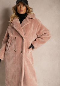 Renee - Ciemnoróżowy Dwurzędowy Płaszcz z Futerkiem Zelirra. Okazja: na co dzień. Kolor: różowy. Materiał: futro. Sezon: zima, jesień. Styl: elegancki, casual