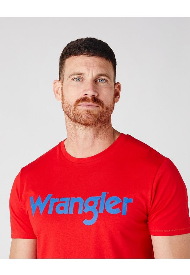 Wrangler - WRANGLER SS LOGO TEE MĘSKI T-SHIRT LOGO FLAME RED W7MUD3R06 112146387
