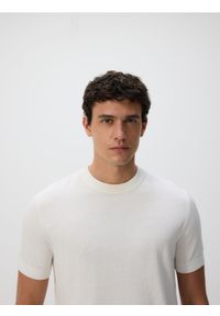 Reserved - Sweter z krótkim rękawem - złamana biel. Materiał: dzianina, bawełna. Długość rękawa: krótki rękaw. Długość: krótkie