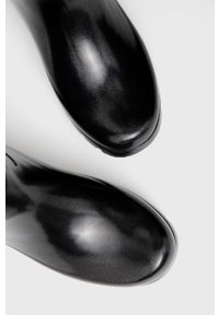 Karl Lagerfeld Kalosze damskie kolor czarny. Nosek buta: okrągły. Kolor: czarny. Materiał: materiał, guma. Obcas: na platformie #3