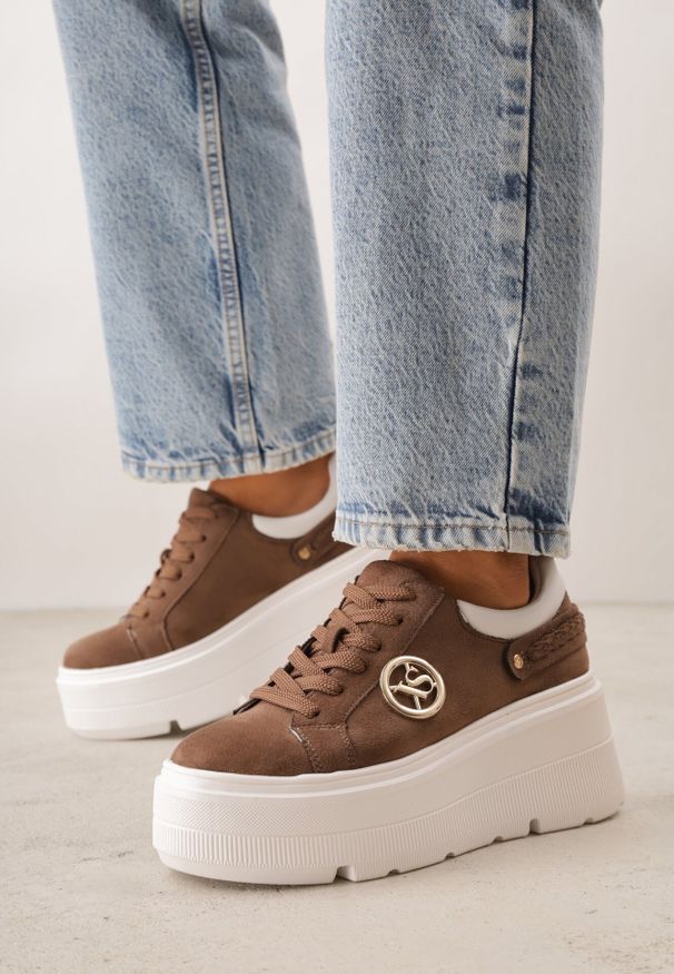 Born2be - Jasnobrązowe Sneakersy Vices na Grubej Podeszwie z Metaliczną Ozdobą Tatorelis. Okazja: na co dzień. Kolor: beżowy. Materiał: jeans. Wzór: aplikacja