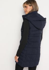 Born2be - Granatowa Pikowana Kamizelka z Odpinanym Kapturem i Kieszeniami na Suwak Anoria. Okazja: na co dzień. Kolor: niebieski. Materiał: jeans, tkanina. Wzór: aplikacja. Styl: casual, klasyczny