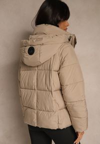 Renee - Ciemnobeżowa Pikowana Kurtka o Fasonie Oversize z Kapturem Galadea. Okazja: na co dzień. Typ kołnierza: kaptur. Kolor: beżowy. Materiał: jeans, poliester, dzianina. Wzór: aplikacja. Sezon: zima. Styl: casual