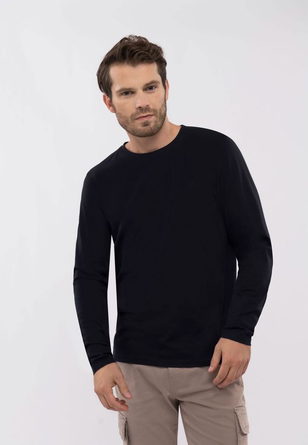 Volcano - Granatowy longsleeve L-HALS. Kolekcja: plus size. Kolor: niebieski. Materiał: bawełna, materiał, dresówka, włókno, skóra. Długość rękawa: długi rękaw. Długość: długie. Wzór: aplikacja, gładki. Sezon: zima, jesień, wiosna, lato. Styl: klasyczny