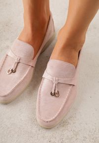 Renee - Różowe Mokasyny z Imitacji Zamszu Zdobione Zawieszką i Przeszyciem Aezoris. Okazja: na co dzień. Kolor: różowy. Materiał: zamsz. Wzór: aplikacja. Styl: casual, elegancki #2