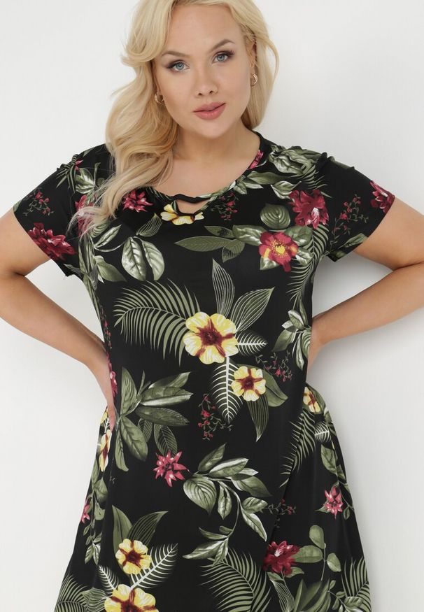 Born2be - Czarno-Zielona Sukienka Panarpia. Okazja: na co dzień. Kolekcja: plus size. Kolor: czarny. Wzór: aplikacja. Typ sukienki: proste, trapezowe, dla puszystych. Długość rękawa: krótki rękaw. Sezon: lato. Styl: casual. Długość: mini