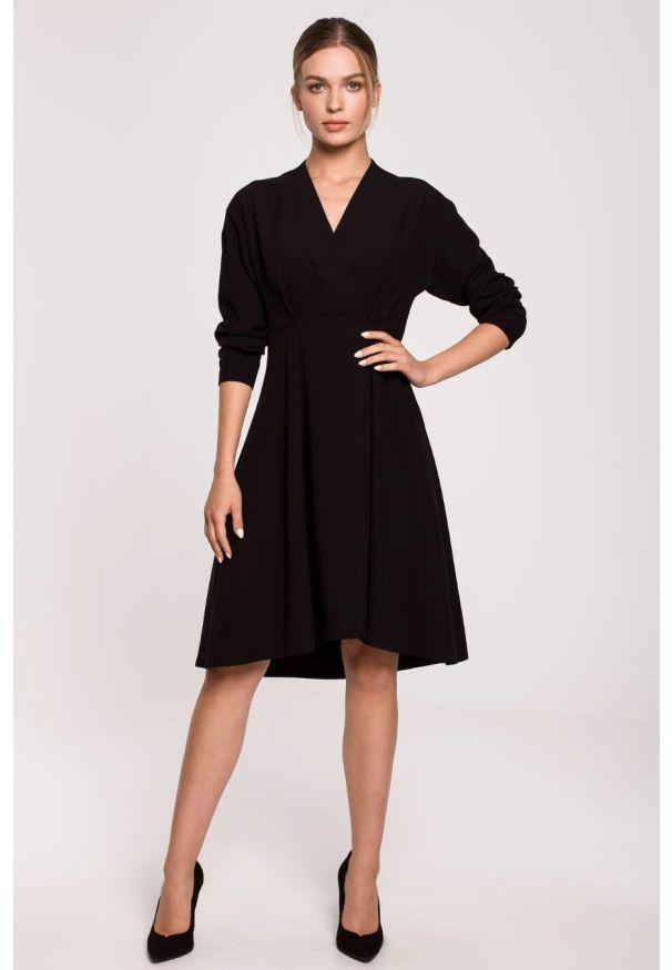 Sukienki.shop - Elegancka sukienka oversize rozkloszowana z dekoltem czarna. Okazja: na komunię, na ślub cywilny, na wesele, na imprezę. Kolor: czarny. Typ sukienki: oversize. Styl: elegancki