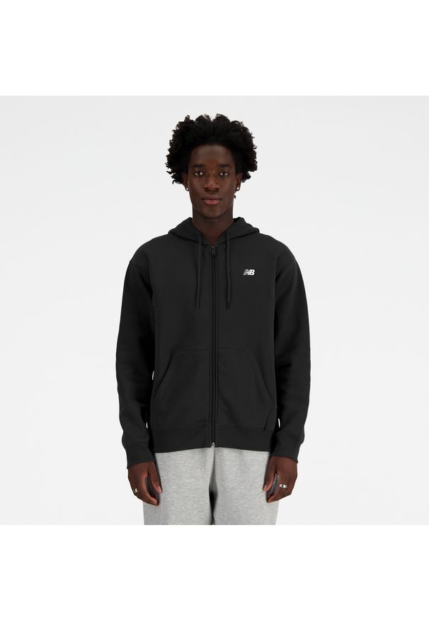 Bluza męska New Balance MJ41502BK – czarna. Typ kołnierza: kaptur. Kolor: czarny. Materiał: bawełna, dresówka, poliester, materiał. Wzór: aplikacja