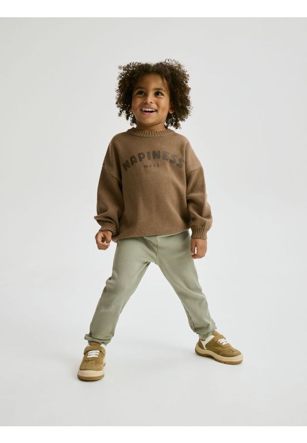 Reserved - Prążkowane legginsy - oliwkowy. Kolor: oliwkowy. Materiał: prążkowany