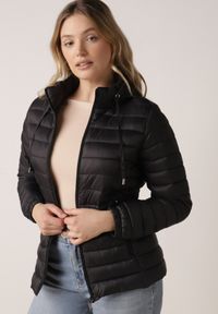 Born2be - Czarna Klasyczna Kurtka Przejściowa z Pikowaniem i Odpinanym Kapturem Fezizola. Okazja: na co dzień. Kolor: czarny. Materiał: jeans. Sezon: wiosna, jesień. Styl: klasyczny #2