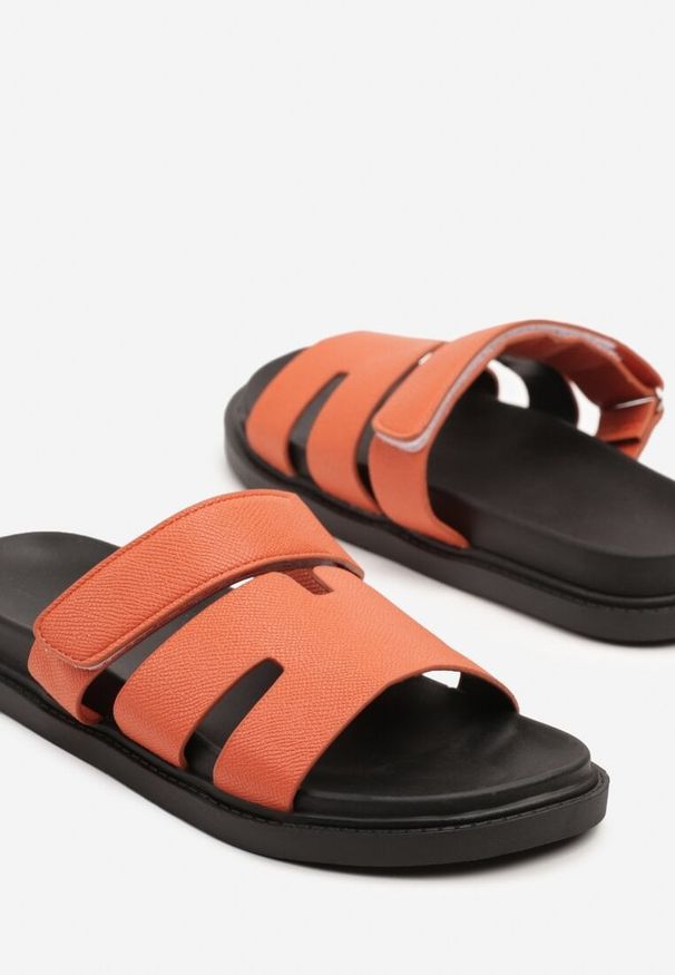 Born2be - Pomarańczowe Klapki z Pianki Zdobione Wycięciami Arrivara. Okazja: na co dzień, na imprezę. Kolor: pomarańczowy. Materiał: jeans. Wzór: aplikacja. Obcas: na płaskiej podeszwie. Styl: casual