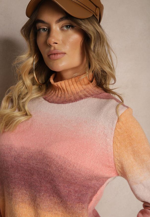 Renee - Jasnoróżowy Golf z Kolorowym Efektem Ombre o Prostym Kroju Ferentina. Okazja: na co dzień. Typ kołnierza: golf. Kolor: różowy. Materiał: jeans. Wzór: kolorowy. Styl: casual, elegancki