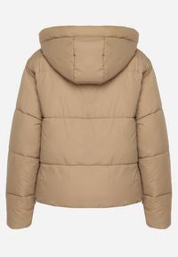 Born2be - Ciemnobeżowa Pikowana Kurtka Puffer z Kapturem Miviera. Okazja: na spacer, na co dzień. Typ kołnierza: kaptur. Kolor: beżowy. Materiał: dzianina, jeans. Sezon: zima. Styl: casual #7