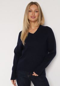 Born2be - Granatowy Sweter z Domieszką Kaszmiru z Dekoltem w Serek Feralaine. Okazja: na co dzień, na spotkanie biznesowe. Typ kołnierza: dekolt w serek. Kolor: niebieski. Materiał: kaszmir. Styl: biznesowy, klasyczny, casual, elegancki #1
