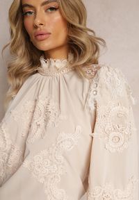 Renee - Beżowa Bluzka Ozdobiona Koronką z Półgolfem Esharice. Kolor: beżowy. Materiał: koronka. Wzór: koronka, aplikacja. Styl: elegancki