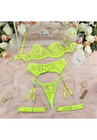 Intica - Komplet koronkowej bielizny z detalami łańcuszków na specjalne okazje Nesrin. Kolor: żółty. Materiał: koronka. Wzór: koronka