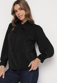 Born2be - Czarna Bluzka z Bufiastymi Rękawami i Wiązaniem przy Szyi Gonithra. Okazja: na co dzień. Kolor: czarny. Materiał: jeans. Styl: klasyczny, casual