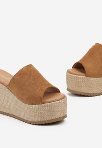 Renee - Brązowe Klapki w Stylu Boho na Platformie i Koturnie z Paskiem z Imitacji Zamszu Marinle. Kolor: brązowy. Materiał: zamsz. Wzór: aplikacja, ażurowy. Obcas: na koturnie. Styl: boho