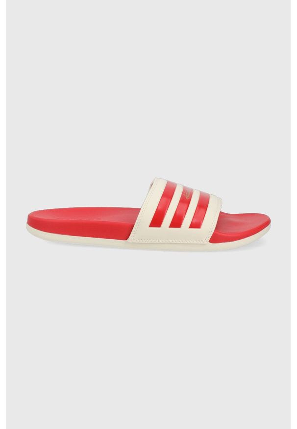 Adidas - adidas klapki Adilette męskie kolor czerwony. Kolor: czerwony. Materiał: materiał. Obcas: na obcasie. Wysokość obcasa: niski
