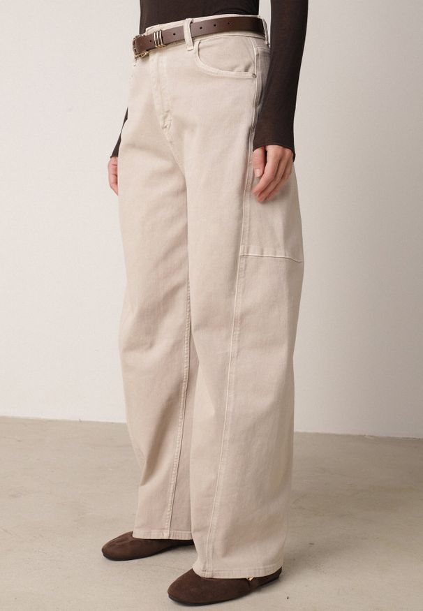 Born2be - Beżowe Bawełniane Jeansy o Kroju Balloon z Wysokim Stanem i Przeszyciami Katameia. Okazja: na co dzień. Stan: podwyższony. Kolor: beżowy. Wzór: aplikacja. Styl: casual, elegancki