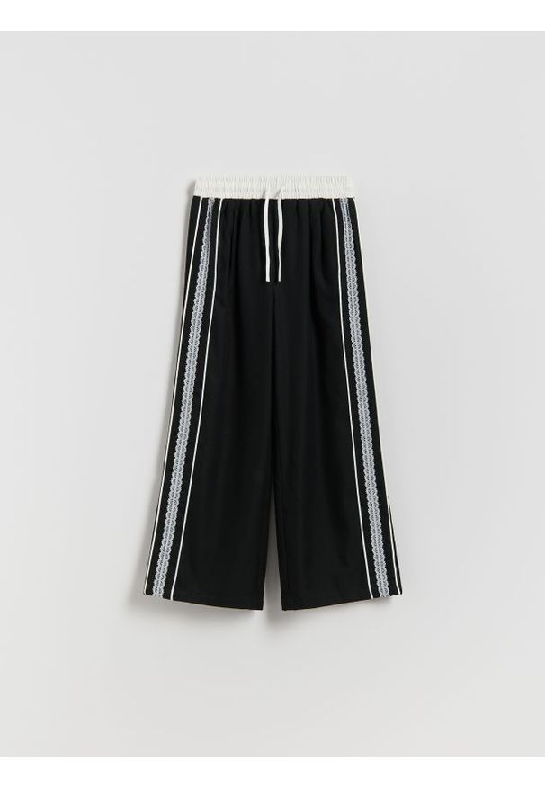 Reserved - Spodnie z koronkowymi lampasami - czarny. Kolor: czarny. Materiał: koronka