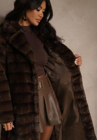 Renee - Brązowy Płaszcz Futerko z Dodatkowym Wiązanym Paskiem Alinella. Okazja: na randkę. Kolor: brązowy. Materiał: futro. Styl: klasyczny, elegancki #2