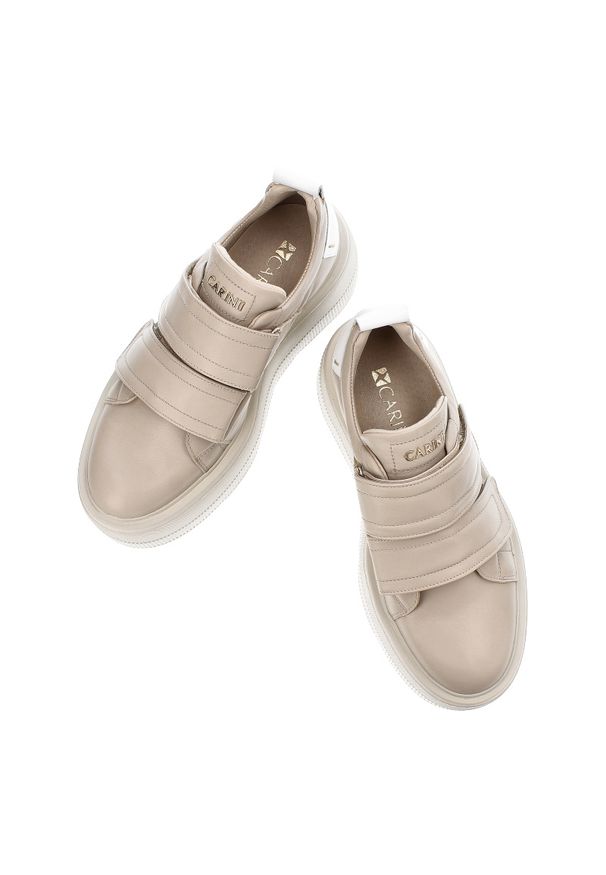 Beżowe Sneakersy Carinii Modne Obuwie Damskie. Okazja: na co dzień. Zapięcie: rzepy. Kolor: beżowy. Materiał: skóra. Szerokość cholewki: normalna. Styl: elegancki, casual