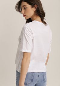 Renee - Biały T-shirt Trafaren. Kolor: biały. Materiał: bawełna, dzianina. Długość rękawa: krótki rękaw. Długość: krótkie. Styl: klasyczny
