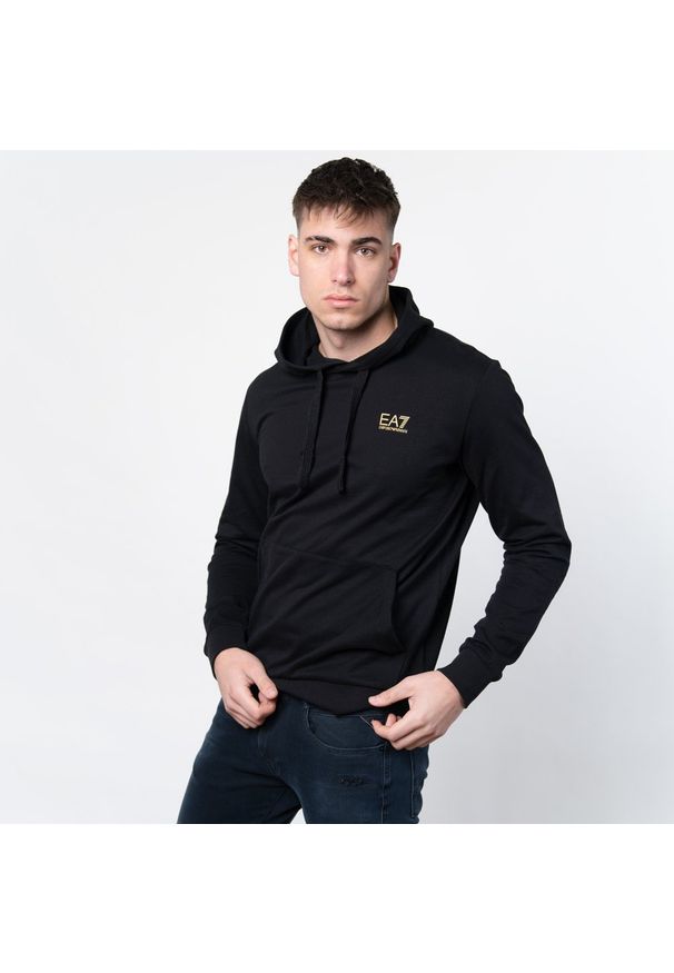Bluza męska EA7 Emporio Armani (8NPM04 PJ05Z 0208). Okazja: na co dzień. Typ kołnierza: kaptur. Kolor: czarny. Materiał: bawełna. Długość rękawa: długi rękaw. Długość: długie. Styl: sportowy, casual