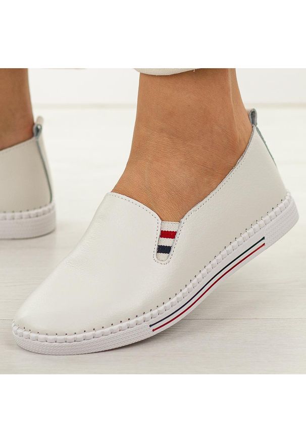 Białe półbuty damskie Filippo Dp066/26 Skóra. Kolor: biały. Materiał: skóra. Obcas: na obcasie. Wysokość obcasa: średni