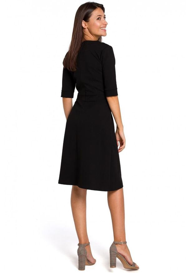 Style - Minimalistyczna klasyczna sukienka. Materiał: bawełna, materiał. Styl: klasyczny