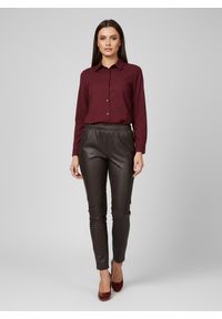 Moda Size Plus Iwanek - Eleganckie czekoladowe spodnie BengaMetallic04 7/8 o kroju slim fit PLUS SIZE XXL OVERSIZE JESIEŃ. Okazja: do pracy, na spacer, na co dzień. Kolekcja: plus size. Kolor: brązowy. Materiał: skóra, poliester, materiał, tkanina, elastan, nylon. Sezon: jesień. Styl: elegancki #1