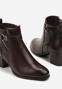 Born2be - Brązowe Botki na Słupku z Metaliczną Aplikacją przy Cholewce Tulianis. Okazja: na co dzień. Kolor: brązowy. Materiał: jeans. Szerokość cholewki: normalna. Wzór: aplikacja. Obcas: na słupku. Styl: casual, elegancki. Wysokość obcasa: średni #5