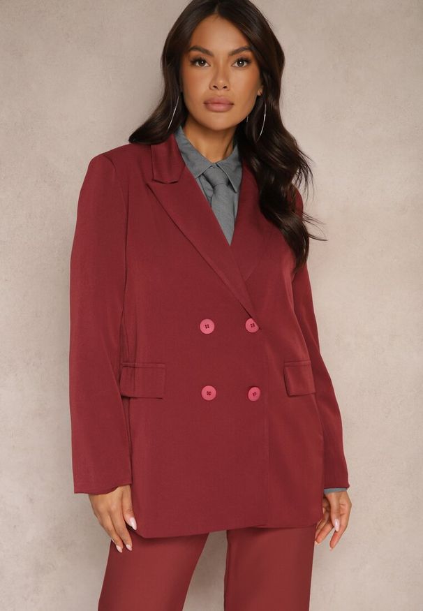 Renee - Bordowa Dwurzędowa Marynarka na Guziki z Poduszkami w Ramionach Elennia. Kolor: czerwony. Wzór: aplikacja