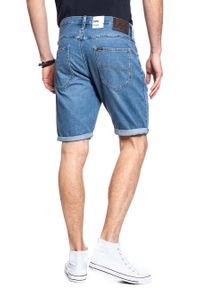 Lee - SPODENKI LEE 5 POCKET SHORT LIGHT NEWPO L73EJLKB. Okazja: na uczelnię, na co dzień. Materiał: jeans, materiał, bawełna, denim, tkanina. Długość: krótkie. Wzór: aplikacja. Sezon: lato. Styl: klasyczny, casual