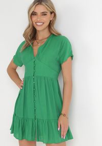 Born2be - Zielona Sukienka Szmizjerka Mini z Falbanką i Ozdobnymi Guzikami Nenka. Okazja: na co dzień. Kolor: zielony. Materiał: tkanina. Typ sukienki: szmizjerki. Styl: casual. Długość: mini #1