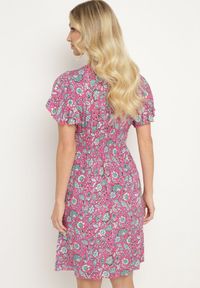 Born2be - Różowa Wiskozowa Sukienka w Kwiaty z Trójkątnym Dekoltem i Gumką w Talii Tivara. Okazja: na co dzień, na randkę. Kolor: różowy. Materiał: wiskoza. Wzór: kwiaty. Sezon: lato. Styl: casual, elegancki #4