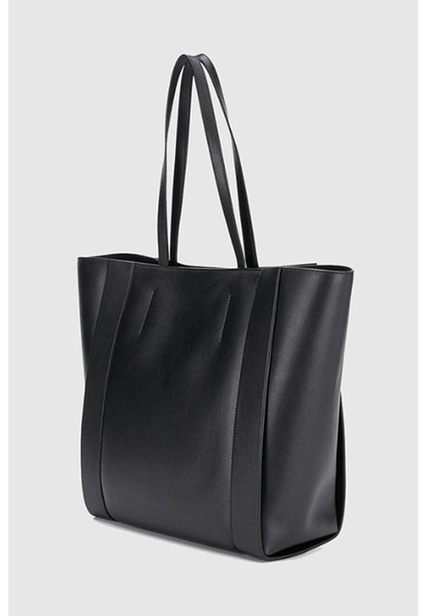 Alexander McQueen - ALEXANDER MCQUEEN Czarna skórzana shopperka z czerwonym logo. Kolor: czarny. Materiał: skórzane