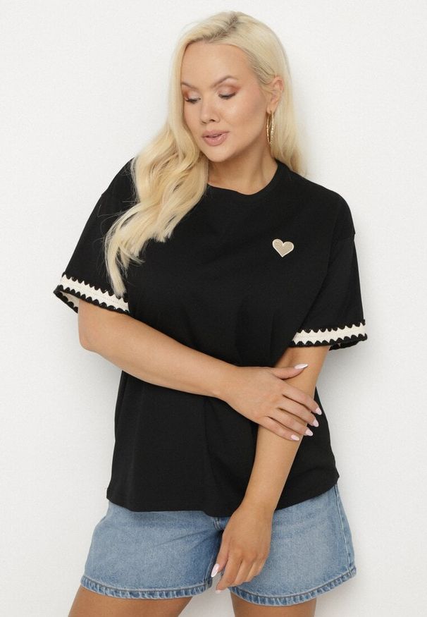 Born2be - Czarny Bawełniany T-shirt o Kroju Oversize ze Zdobieniem przy Rękawach Milatia. Okazja: na co dzień. Kolor: czarny. Materiał: bawełna. Wzór: aplikacja. Styl: elegancki, casual