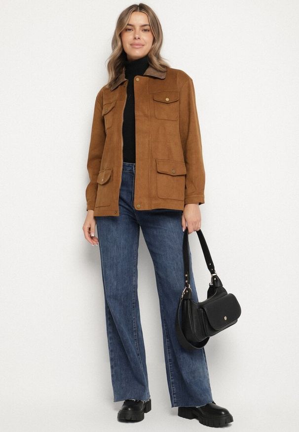 Born2be - Brązowa Przejściowa Kurtka Koszulowa z Kontrastowym Kołnierzem i Kieszeniami Tilora. Okazja: na co dzień. Kolor: brązowy. Materiał: jeans. Styl: casual, klasyczny