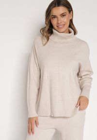 Born2be - Beżowy Golf w Klasycznym Stylu Linagela. Typ kołnierza: golf. Kolor: beżowy. Materiał: jeans. Styl: klasyczny #1