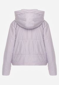Renee - Jasnofioletowa Kurtka z Szerokim Pikowaniem i Nieodpinanym Kapturem Ninilira. Okazja: na spacer. Kolor: fioletowy. Materiał: jeans #2