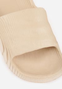 Renee - Beżowe Piankowe Klapki z Ozdobnym Tłoczeniem Eupnia. Kolor: beżowy #4