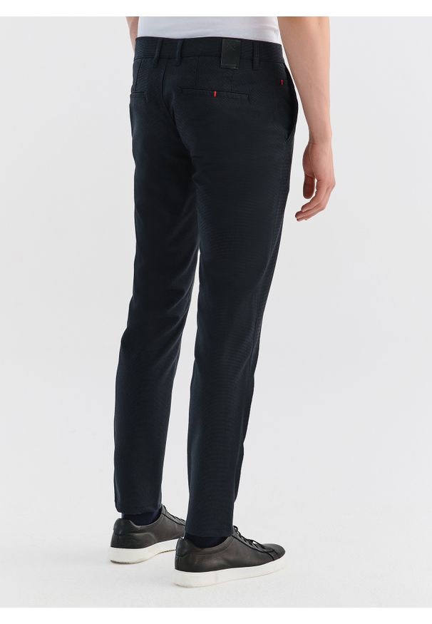 Pako Lorente - PAKO LORENTE – Spodnie męskie granatowe P000B-WX-215-G-S. Okazja: na co dzień. Kolor: niebieski. Materiał: poliester, elastan, wiskoza. Wzór: gładki. Styl: casual