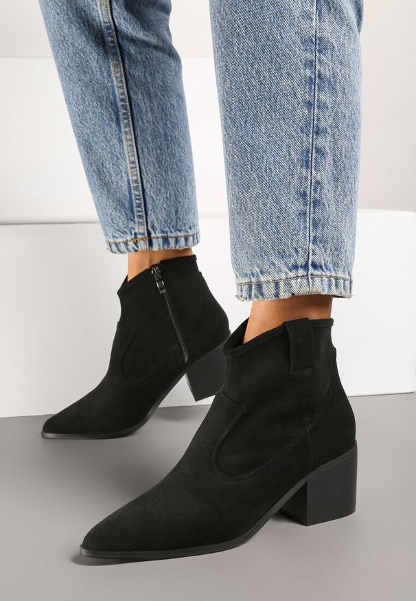 Renee - Czarne Botki Vices w Stylu Kowbojek na Obcasie Vertige. Zapięcie: zamek. Kolor: czarny. Materiał: jeans. Sezon: jesień. Obcas: na obcasie. Styl: rockowy, elegancki, boho. Wysokość obcasa: średni