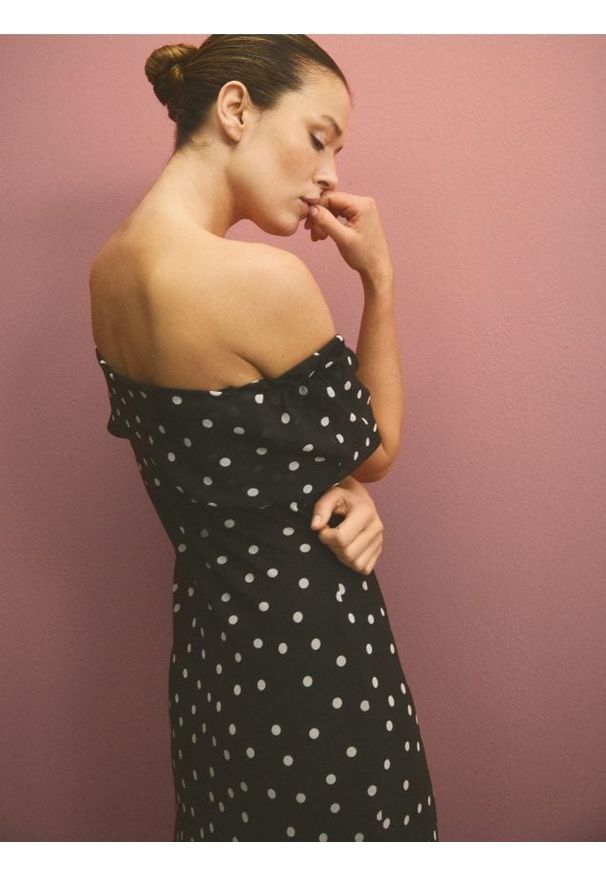 Reserved - Sukienka midi w groszki - ciemnobrązowy. Kolor: brązowy. Materiał: tkanina. Wzór: grochy. Typ sukienki: proste. Długość: midi