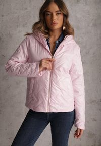 Renee - Różowa Pikowana Kurtka z Nieodpinanym Kapturem z Ozdobną Naszywką Chloreris. Okazja: na co dzień. Kolor: różowy. Materiał: poliester, jeans. Wzór: aplikacja. Sezon: wiosna. Styl: casual #1