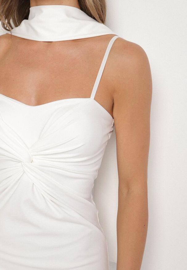 Born2be - Biała Taliowana Sukienka Ozdobiona Szalem i Marszczeniem Melovea. Okazja: na co dzień. Kolor: biały. Materiał: skóra. Długość rękawa: na ramiączkach. Wzór: aplikacja. Styl: casual, elegancki