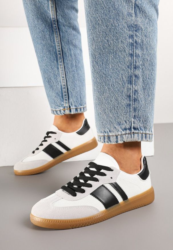 Renee - Biało-Czarne Sneakersy na Kauczukowej Podeszwie Ozdobione Paskami Emidi. Okazja: na co dzień. Zapięcie: pasek. Kolor: biały. Materiał: kauczuk. Wzór: aplikacja. Obcas: na obcasie. Wysokość obcasa: niski