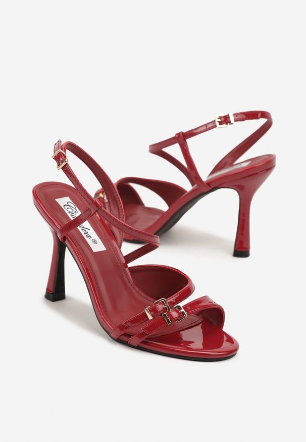 Born2be - Czerwone Sandały na Szpilce z Klamerkami i Asymetrycznym Paskiem Maleresa. Okazja: na co dzień. Zapięcie: pasek. Kolor: czerwony. Wzór: kwiaty. Sezon: lato. Obcas: na szpilce. Styl: casual, elegancki, klasyczny. Wysokość obcasa: średni